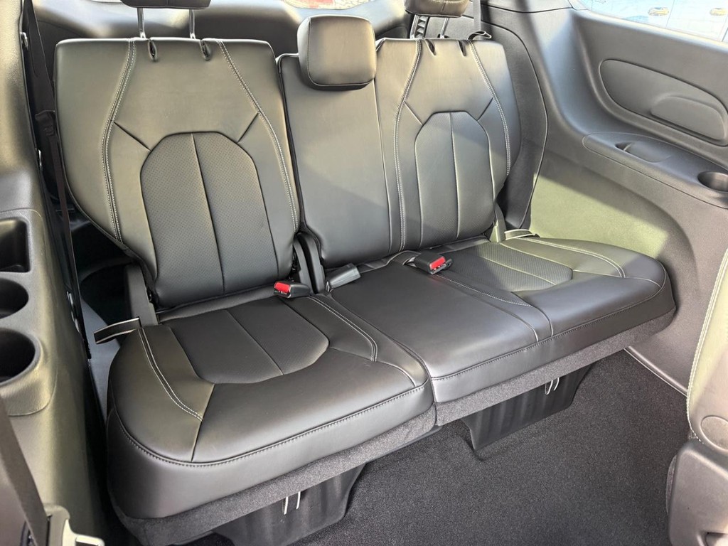 Chrysler Pacifica Vehicle Full-screen Gallery Image 06