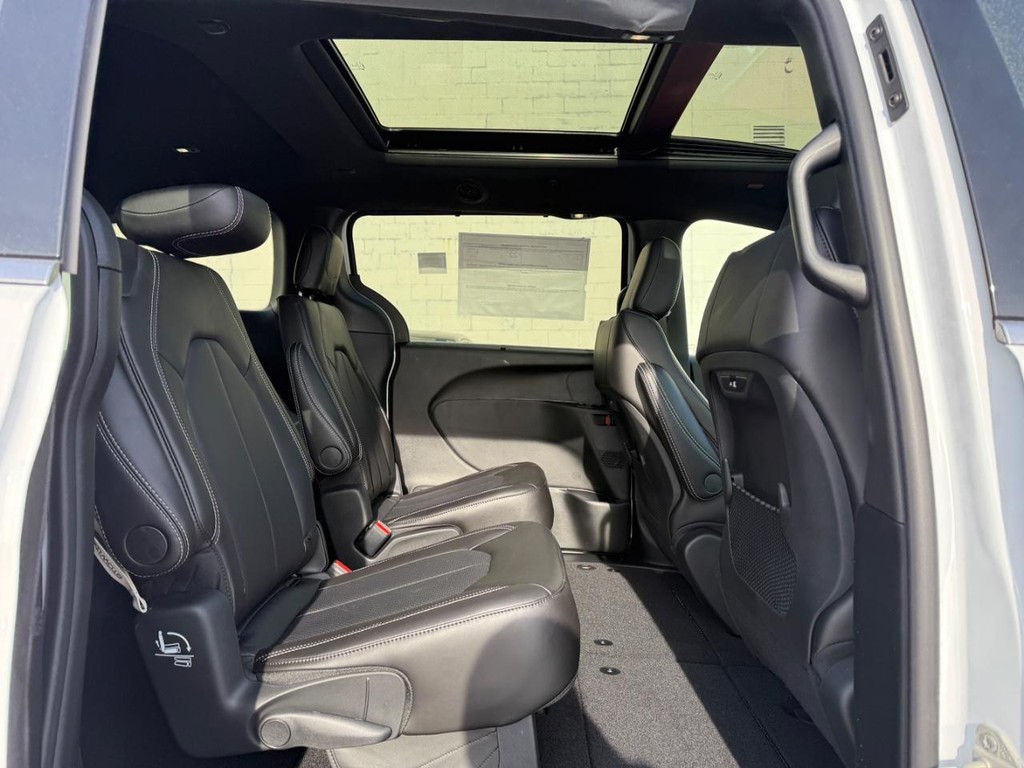 Chrysler Pacifica Vehicle Full-screen Gallery Image 07