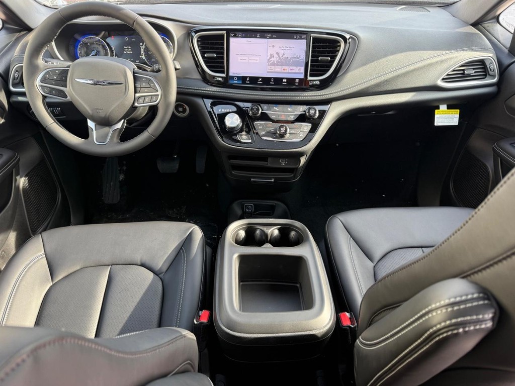 Chrysler Pacifica Vehicle Full-screen Gallery Image 09