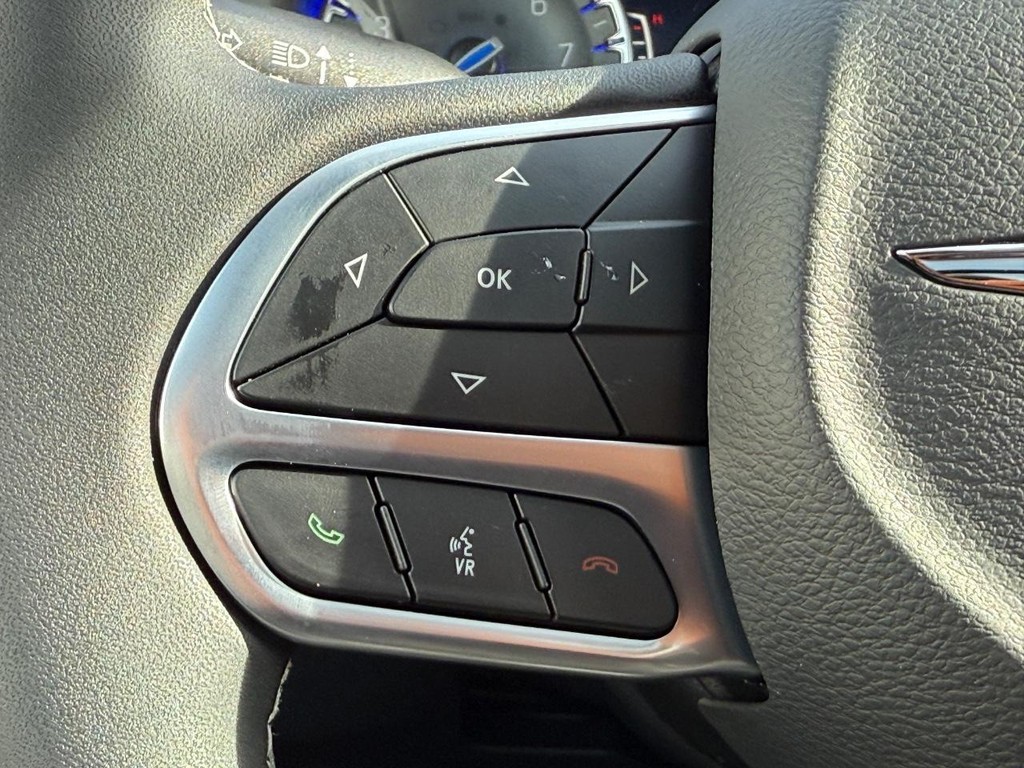 Chrysler Pacifica Vehicle Full-screen Gallery Image 11