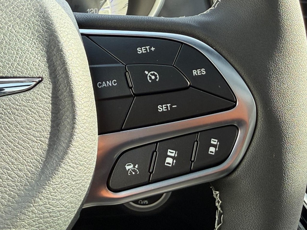 Chrysler Pacifica Vehicle Full-screen Gallery Image 12