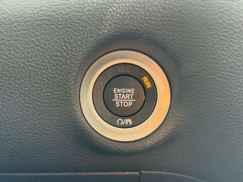 Chrysler Pacifica Vehicle Full-screen Gallery Image 13