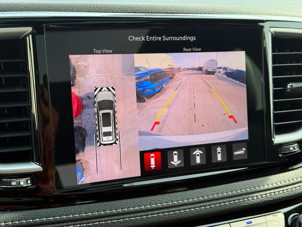 Chrysler Pacifica Vehicle Full-screen Gallery Image 15