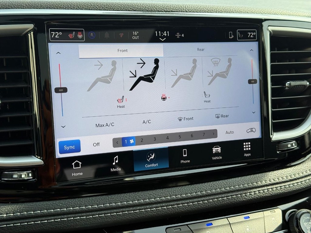 Chrysler Pacifica Vehicle Full-screen Gallery Image 16