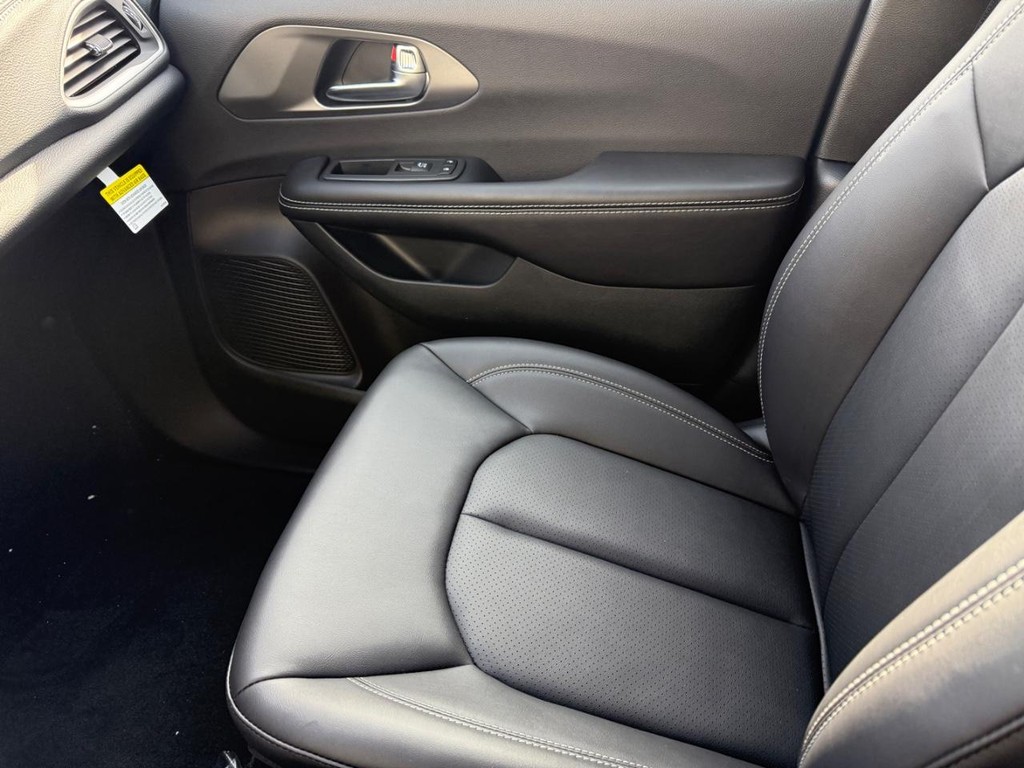 Chrysler Pacifica Vehicle Full-screen Gallery Image 19