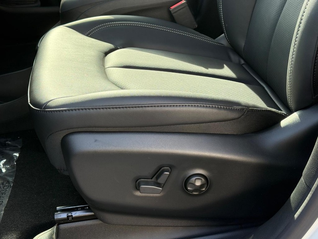 Chrysler Pacifica Vehicle Full-screen Gallery Image 21