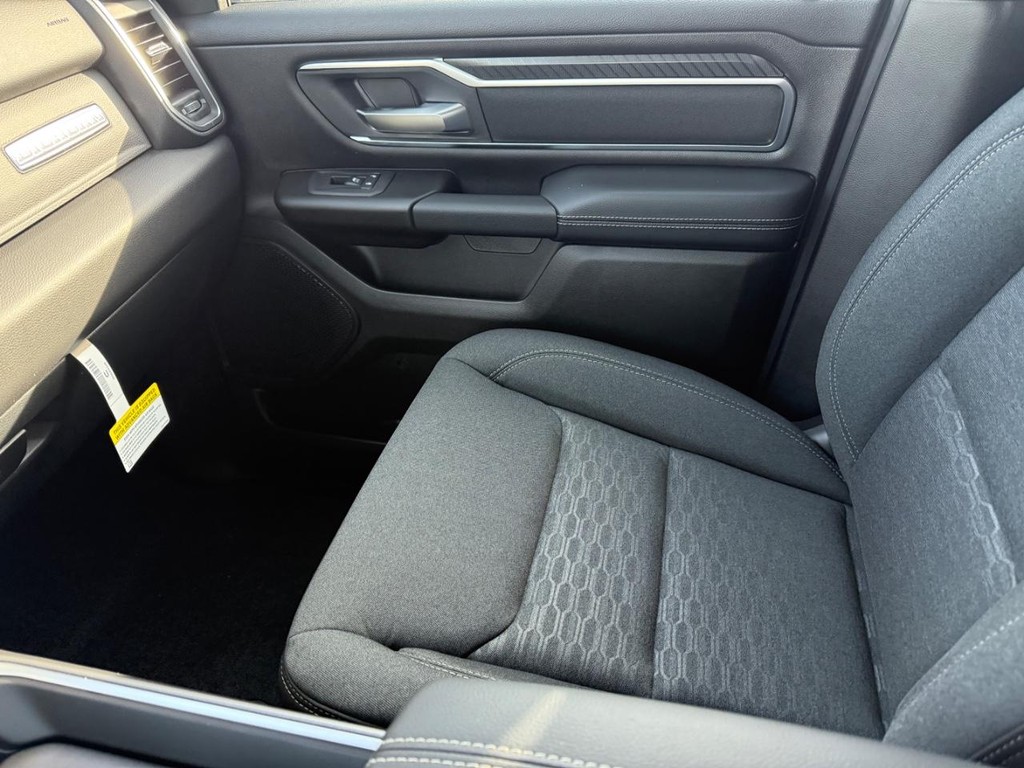Ram 1500 Vehicle Full-screen Gallery Image 17