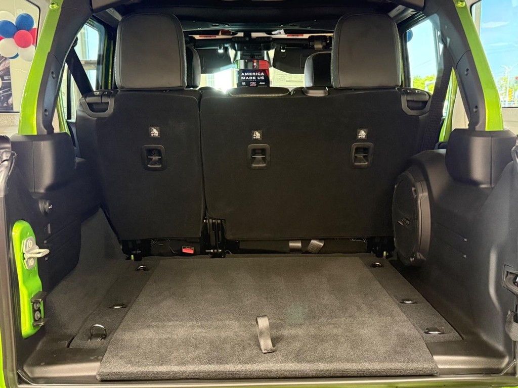 Jeep Wrangler Vehicle Full-screen Gallery Image 04