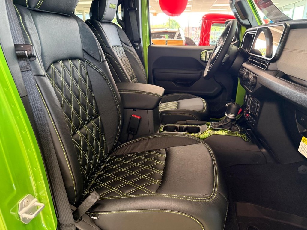 Jeep Wrangler Vehicle Full-screen Gallery Image 06