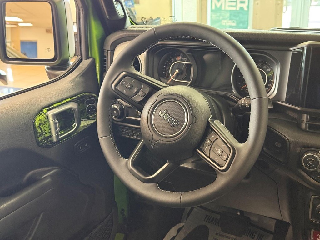 Jeep Wrangler Vehicle Full-screen Gallery Image 11