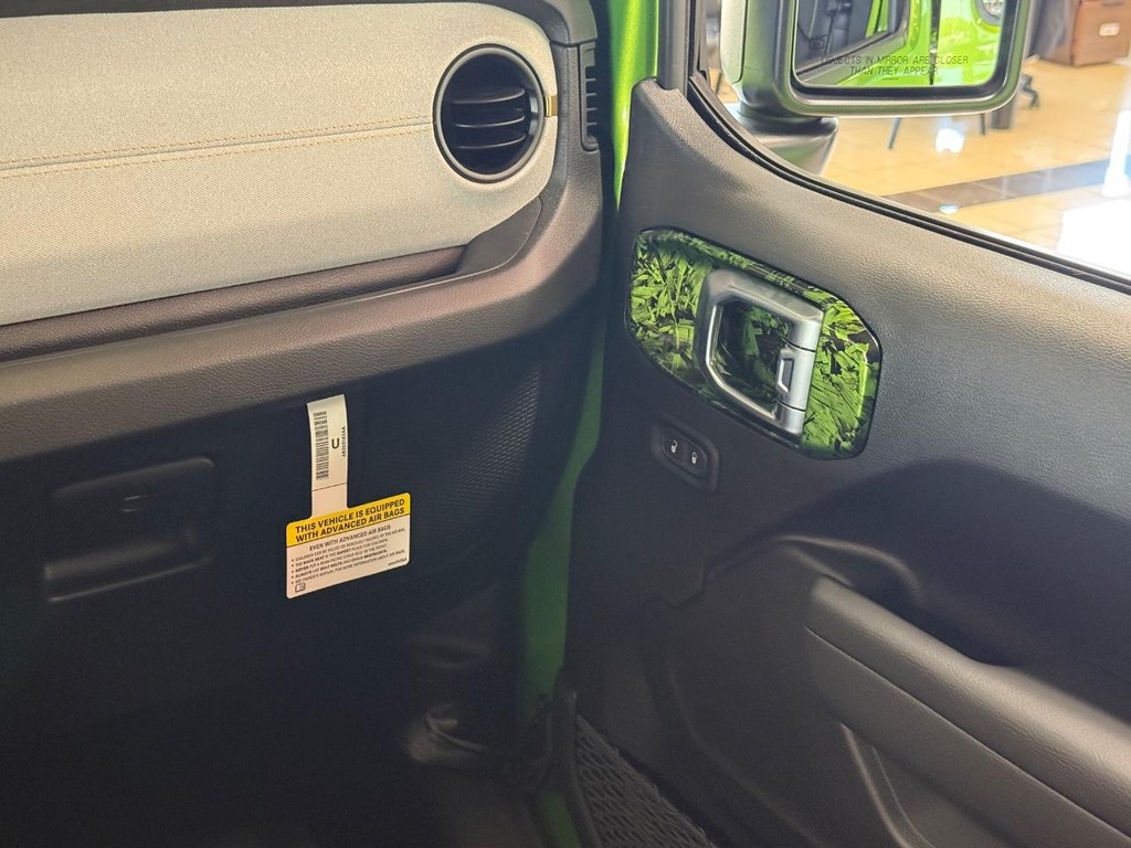 Jeep Wrangler Vehicle Full-screen Gallery Image 12