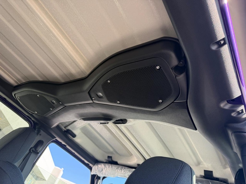 Jeep Wrangler Vehicle Full-screen Gallery Image 09