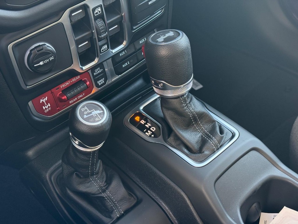 Jeep Wrangler Vehicle Full-screen Gallery Image 17