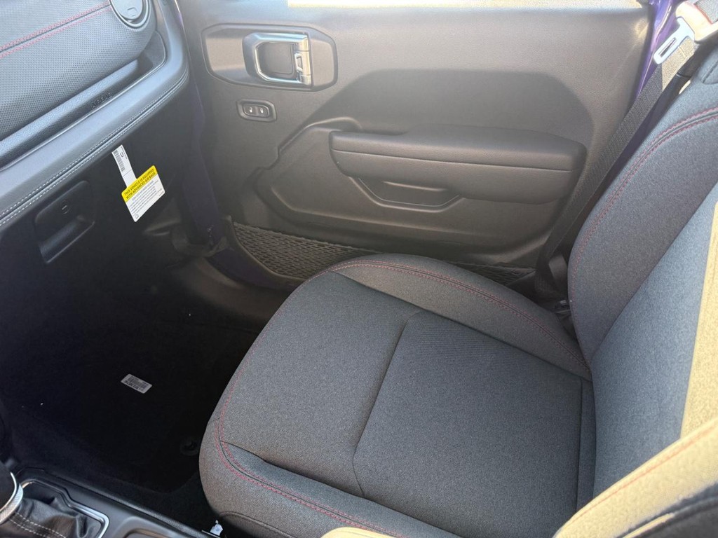 Jeep Wrangler Vehicle Full-screen Gallery Image 18