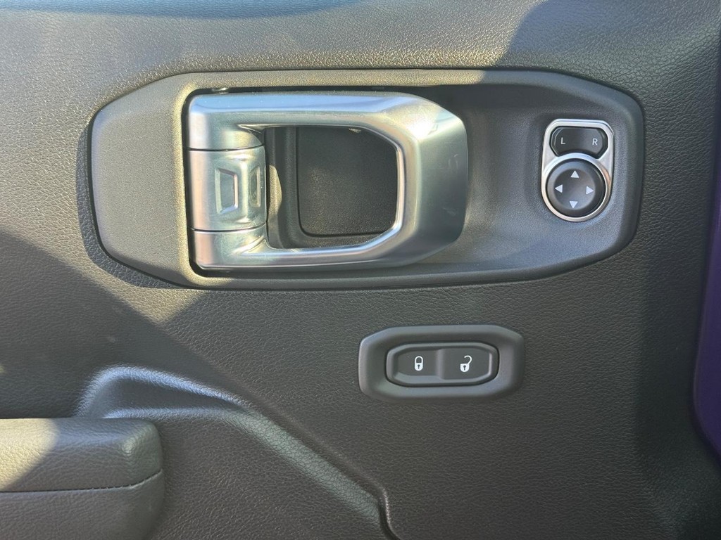 Jeep Wrangler Vehicle Full-screen Gallery Image 19