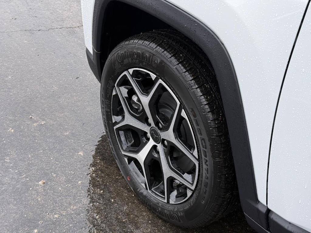 Jeep Compass Vehicle Full-screen Gallery Image 11