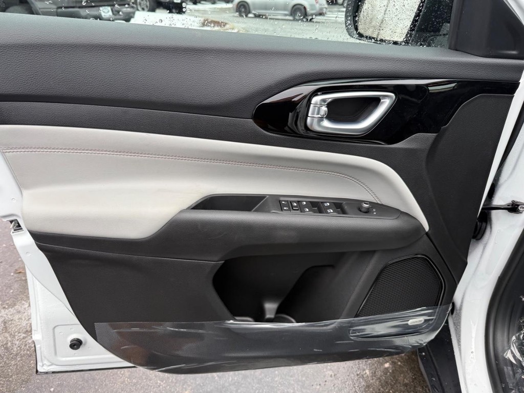 Jeep Compass Vehicle Full-screen Gallery Image 13