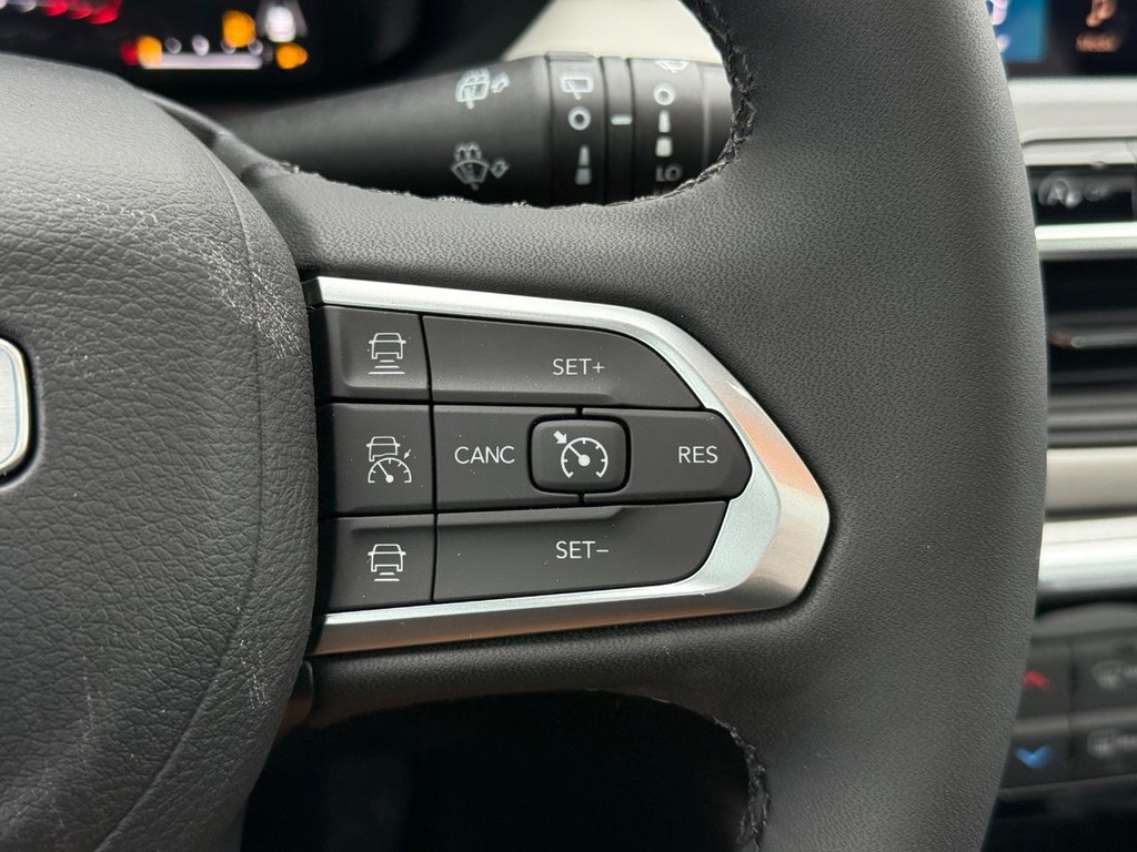 Jeep Compass Vehicle Full-screen Gallery Image 15