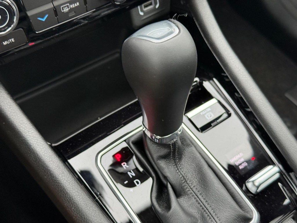 Jeep Compass Vehicle Full-screen Gallery Image 19