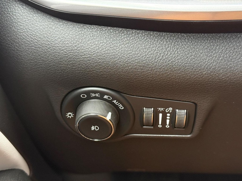 Jeep Compass Vehicle Full-screen Gallery Image 22