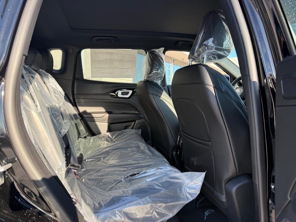 Jeep Compass Vehicle Full-screen Gallery Image 06