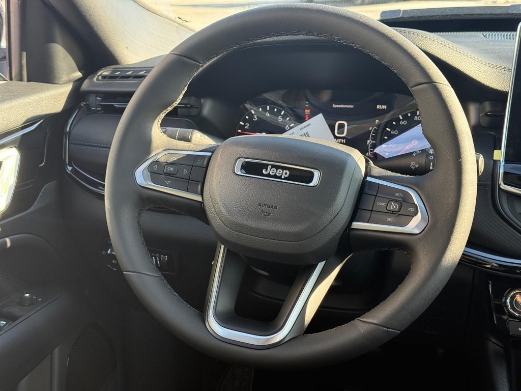 Jeep Compass Vehicle Full-screen Gallery Image 09