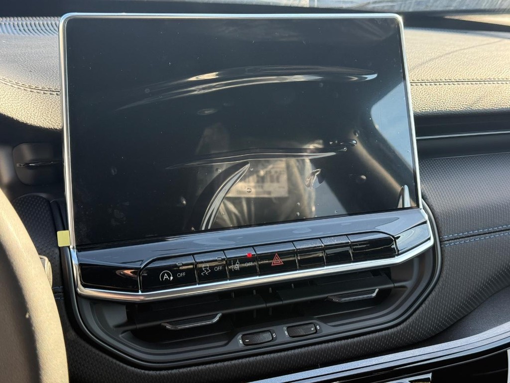 Jeep Compass Vehicle Full-screen Gallery Image 12