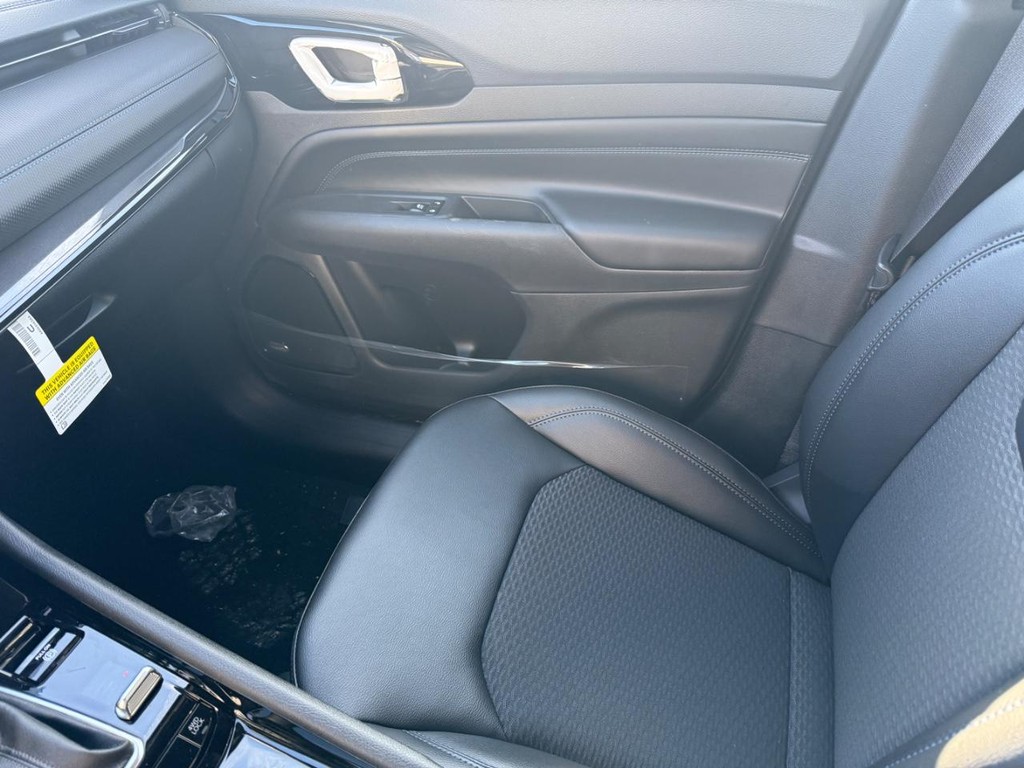 Jeep Compass Vehicle Full-screen Gallery Image 15