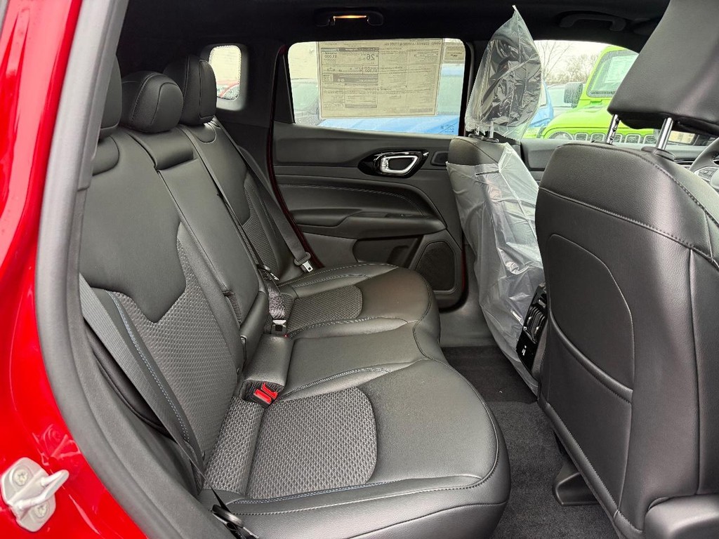 Jeep Compass Vehicle Full-screen Gallery Image 08