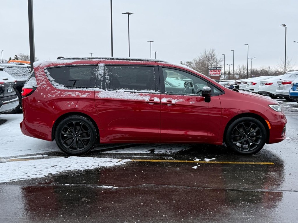 Chrysler Pacifica Vehicle Full-screen Gallery Image 02