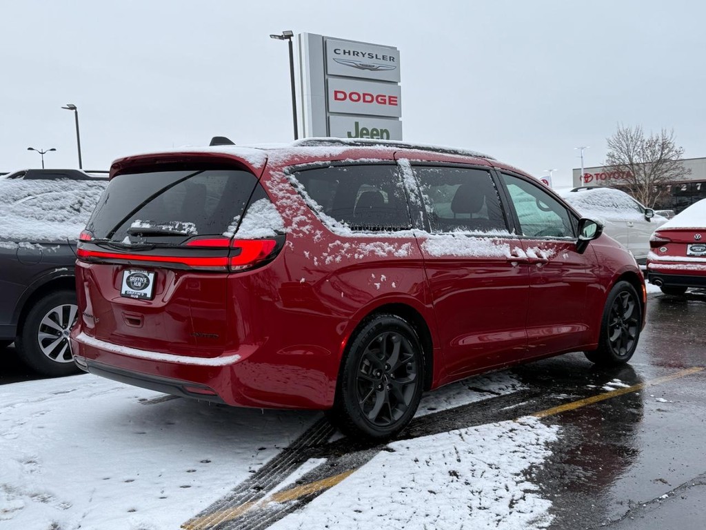 Chrysler Pacifica Vehicle Full-screen Gallery Image 03