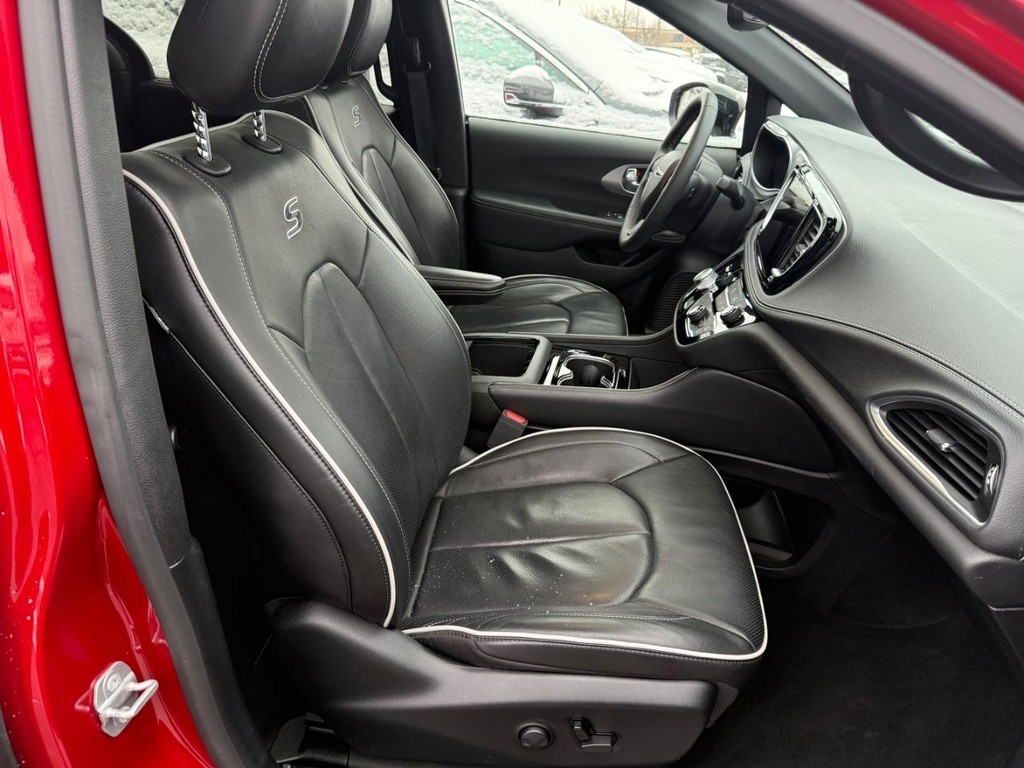 Chrysler Pacifica Vehicle Full-screen Gallery Image 06