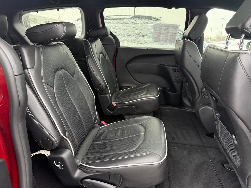 Chrysler Pacifica Vehicle Full-screen Gallery Image 07