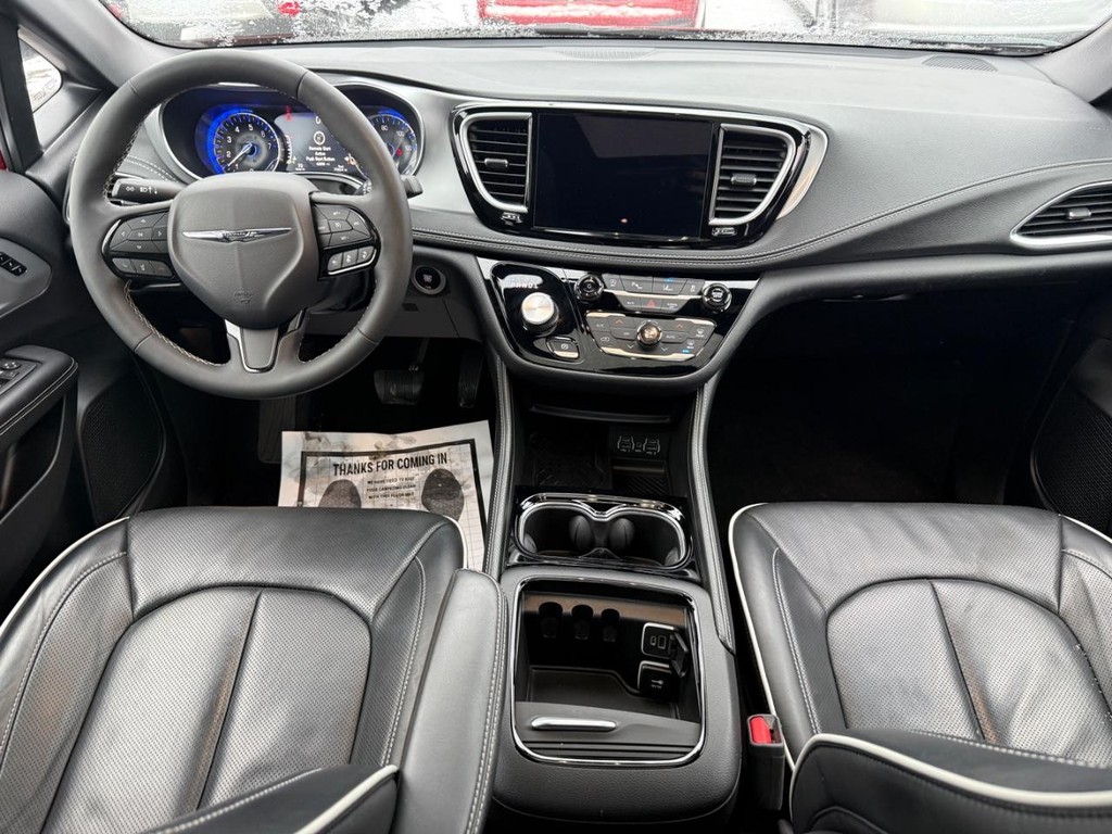 Chrysler Pacifica Vehicle Full-screen Gallery Image 09