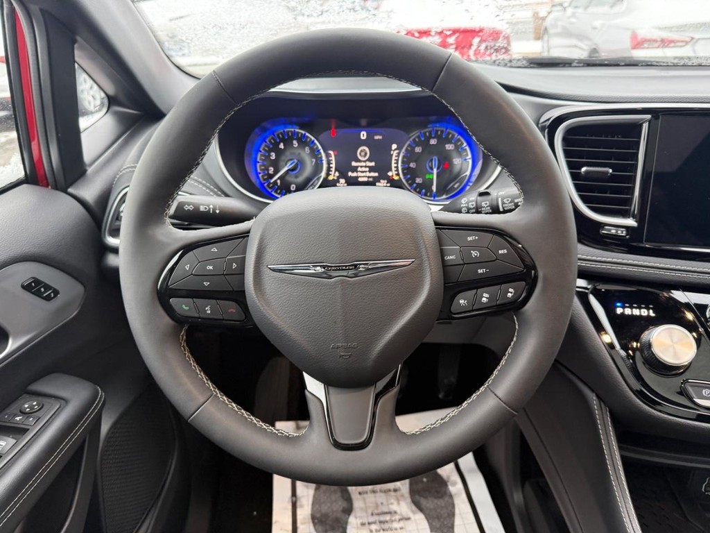 Chrysler Pacifica Vehicle Full-screen Gallery Image 10