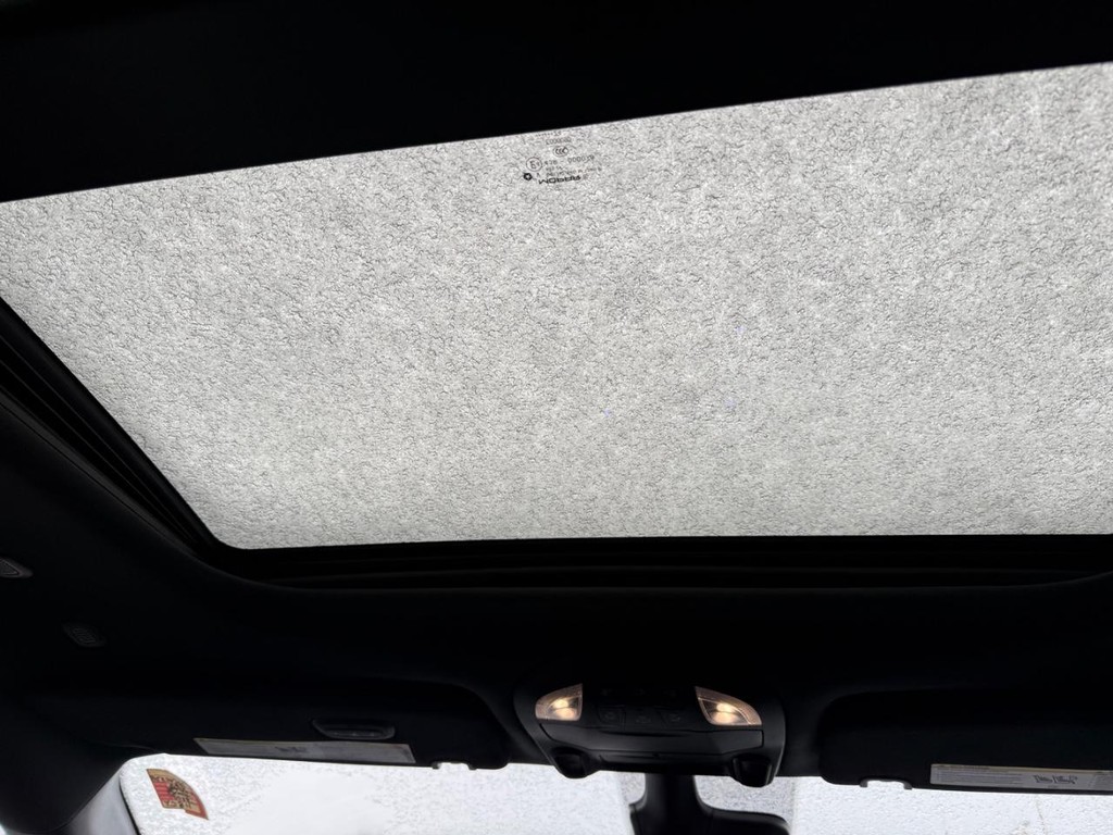 Chrysler Pacifica Vehicle Full-screen Gallery Image 11