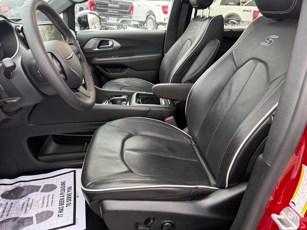 Chrysler Pacifica Vehicle Full-screen Gallery Image 13