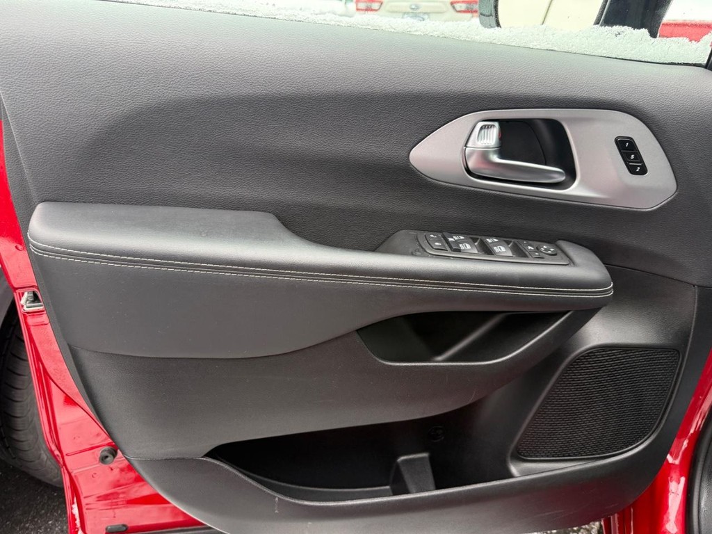 Chrysler Pacifica Vehicle Full-screen Gallery Image 14