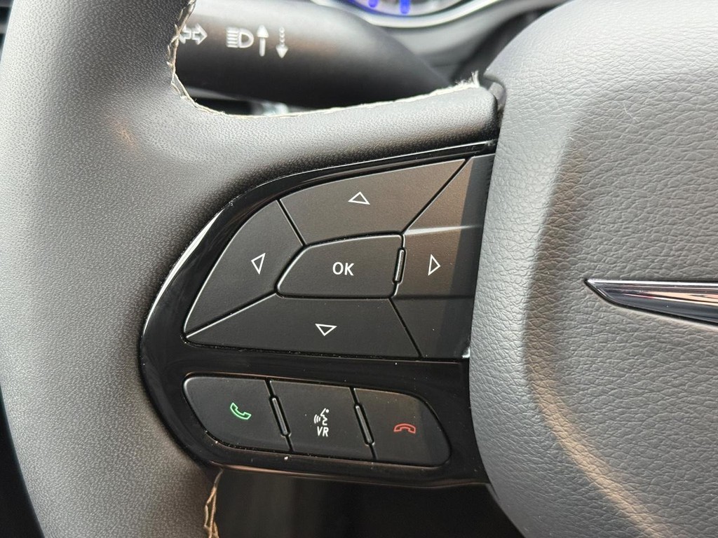 Chrysler Pacifica Vehicle Full-screen Gallery Image 15