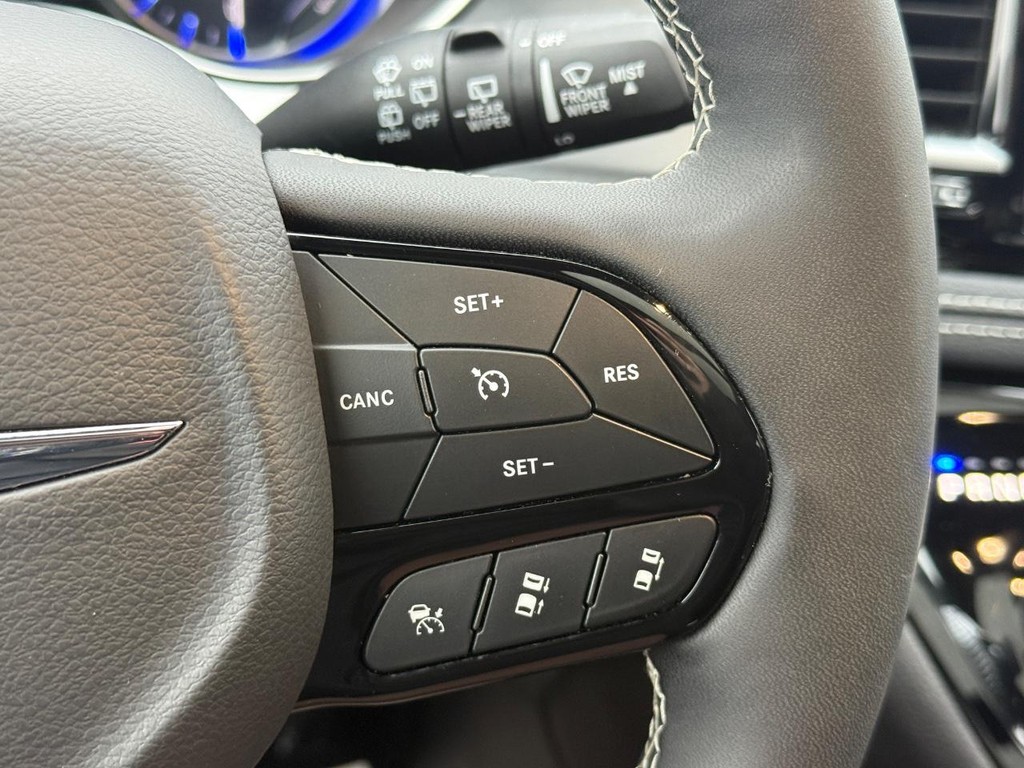 Chrysler Pacifica Vehicle Full-screen Gallery Image 16