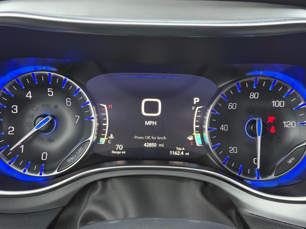 Chrysler Pacifica Vehicle Full-screen Gallery Image 17