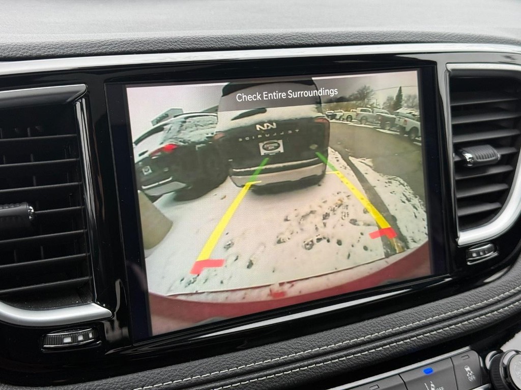 Chrysler Pacifica Vehicle Full-screen Gallery Image 19