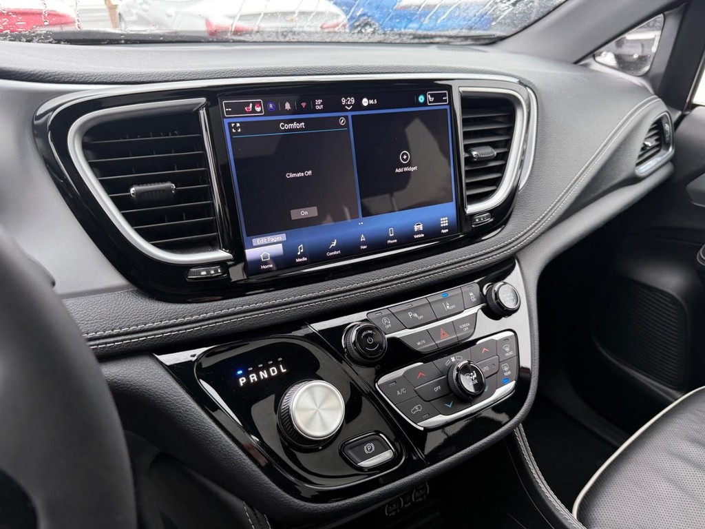 Chrysler Pacifica Vehicle Full-screen Gallery Image 20