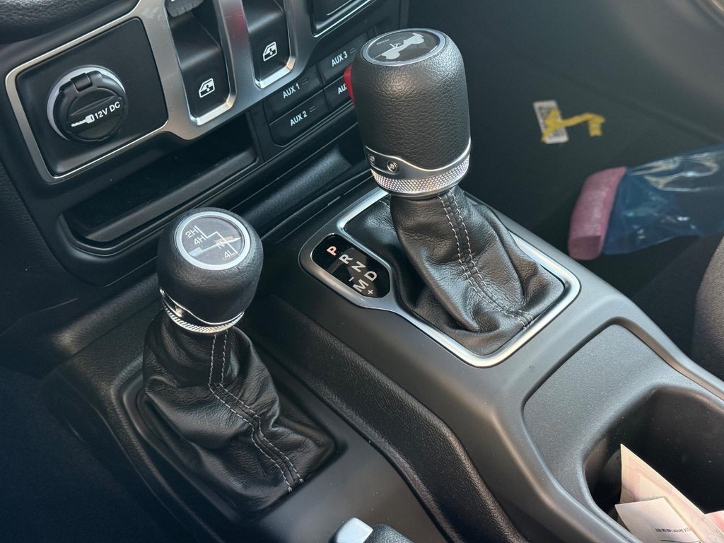 Jeep Wrangler Vehicle Full-screen Gallery Image 15
