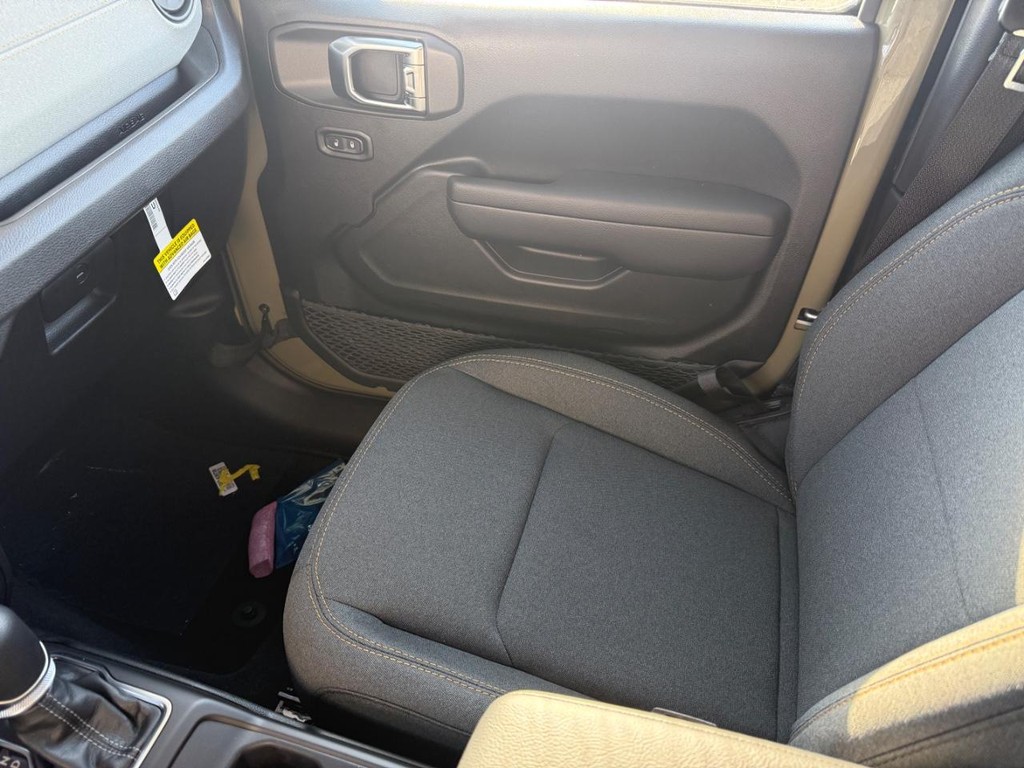 Jeep Wrangler Vehicle Full-screen Gallery Image 16