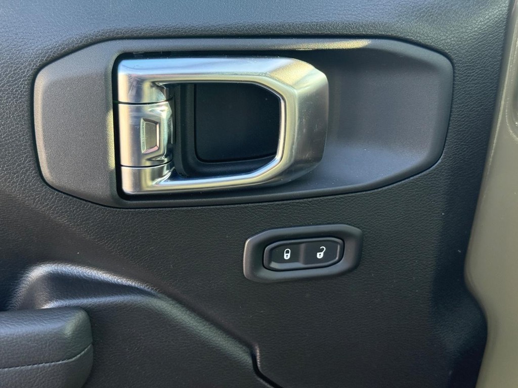 Jeep Wrangler Vehicle Full-screen Gallery Image 17