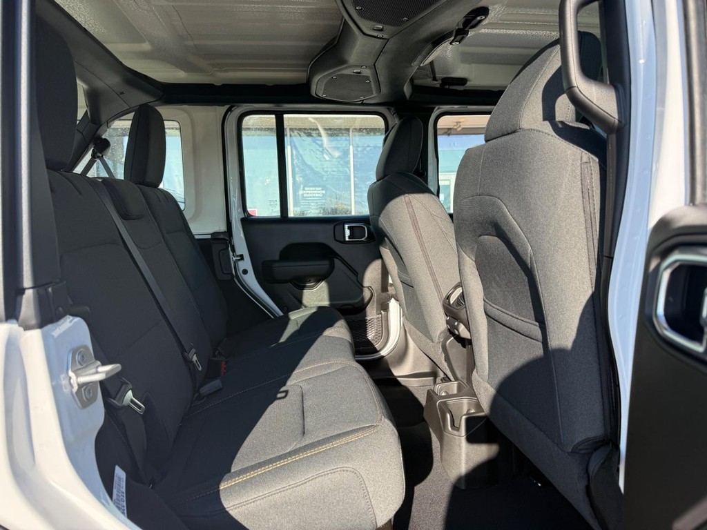 Jeep Wrangler Vehicle Full-screen Gallery Image 06