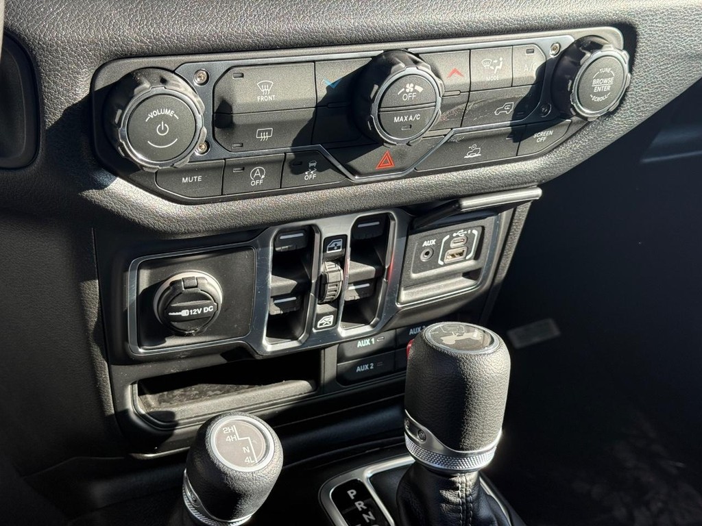 Jeep Wrangler Vehicle Full-screen Gallery Image 14