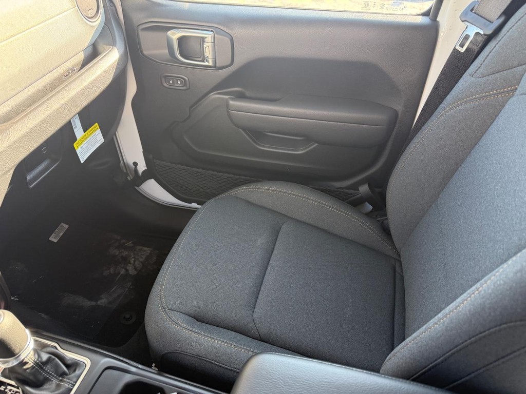 Jeep Wrangler Vehicle Full-screen Gallery Image 16
