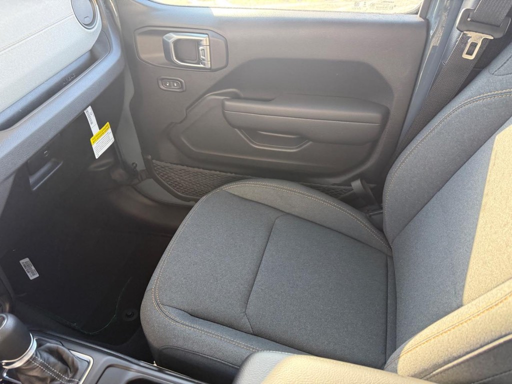 Jeep Wrangler Vehicle Full-screen Gallery Image 15